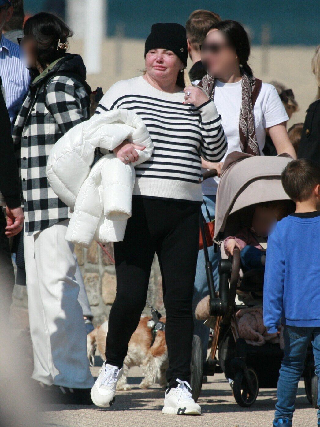 Odmieniona Katarzyna Niezgoda snuje się po Sopocie 