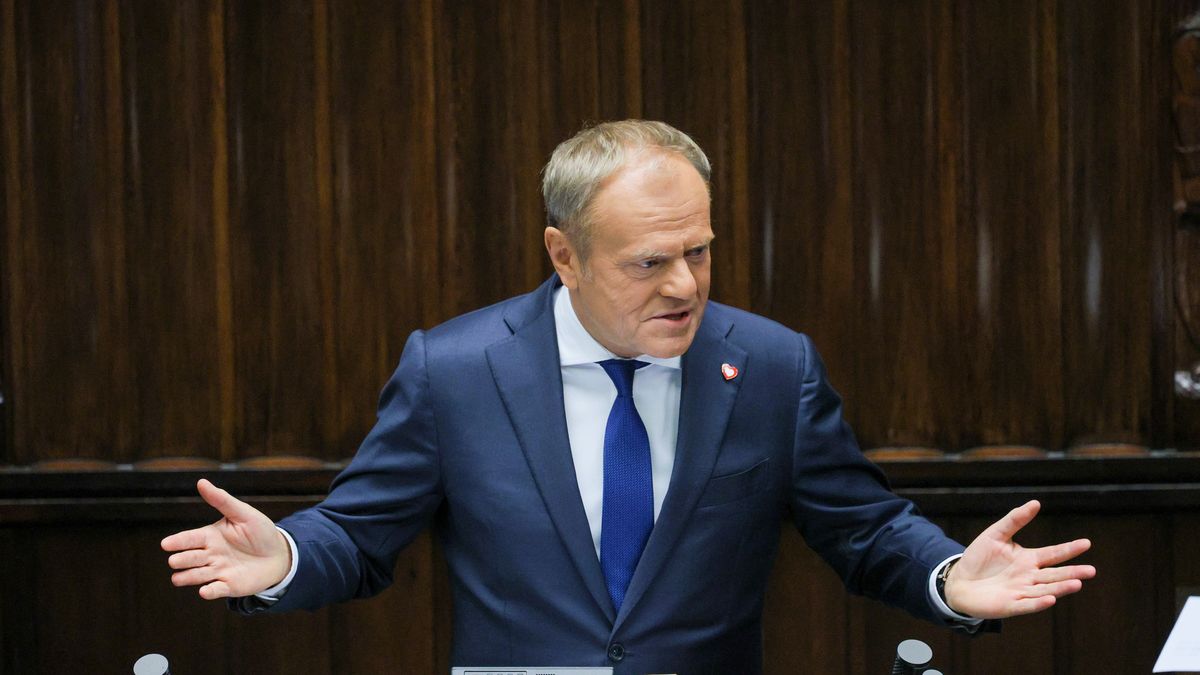 Warszawa, 11.06.2025. Premier Donald Tusk przemawia na sali obrad Sejmu w Warszawie, 11 bm. Premier Tusk przedstawia w Sejmie wniosek o wotum zaufania dla rządu. Po jego wystąpieniu odbędzie się debata. Głosowanie nad wotum przewidziano na godz. 14. (jm) PAP/Rafał Guz