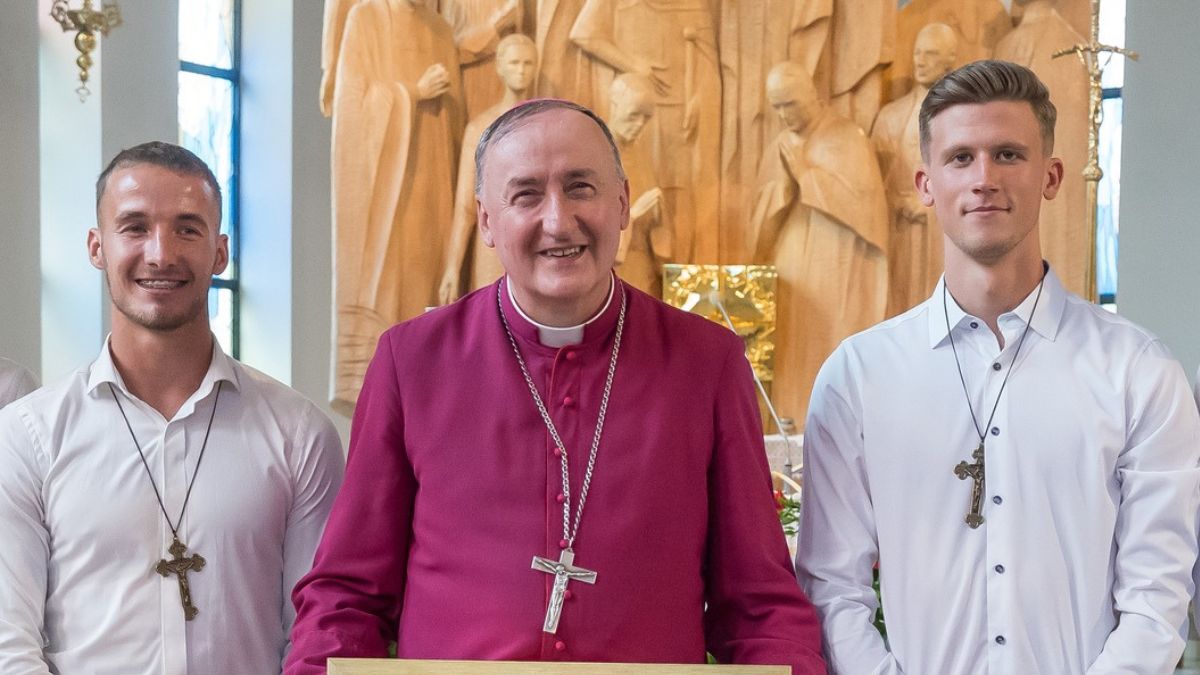 Piłkarze Bruk-Bet Termaliki Nieciecza na zdjęciu z biskupem