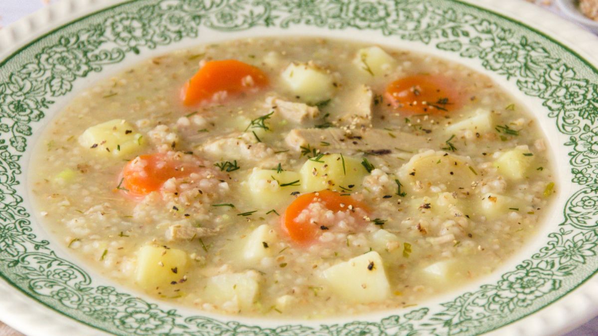 Krupnik z grzybami sprawdzi się na jesienne, chłodne dni