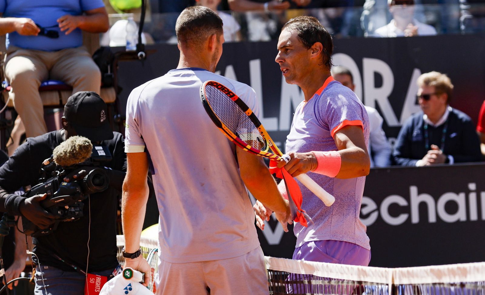 Italian Open tennis tournament
epa11333315 Hubert Hurkacz of Poland (L) shakes hands with Rafael Nadal of Spain after winning their men's singles match at the Italian Open tennis tournament in Rome, Italy, 11 May 2024.  EPA/FABIO FRUSTACI 
Dostawca: PAP/EPA.
FABIO FRUSTACI