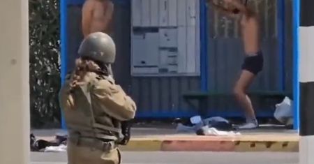 Dzielna żołnierka złapała dwóch terrorystów. Nie mogli nawet drgnąć