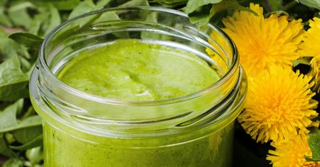 Kwiaty dodaję do naleśników, a z liści robię pesto. Dbam o wątrobę i nie wydaję ani grosza