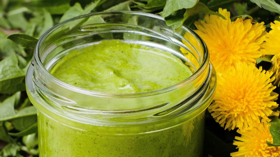 Pesto z mniszka sprawdzi się do makaronu i na kanapki