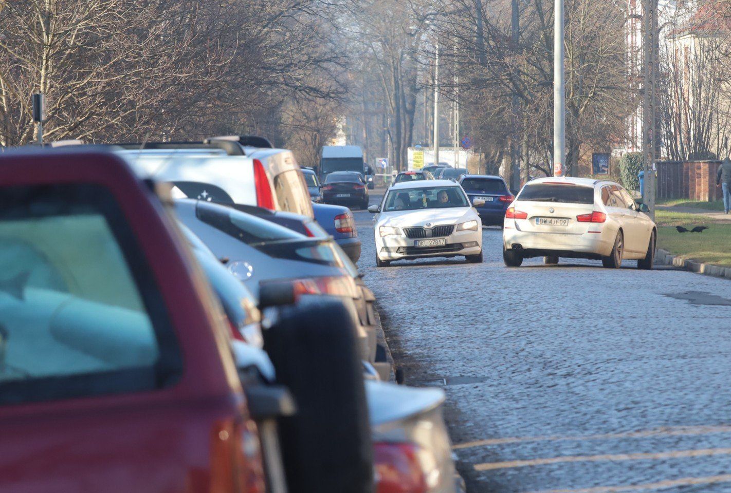 Na wąskiej Koszarowej, autobusy i inne większe pojazdy mają problem z mijaniem się. Zmienić ma to przebudowa.