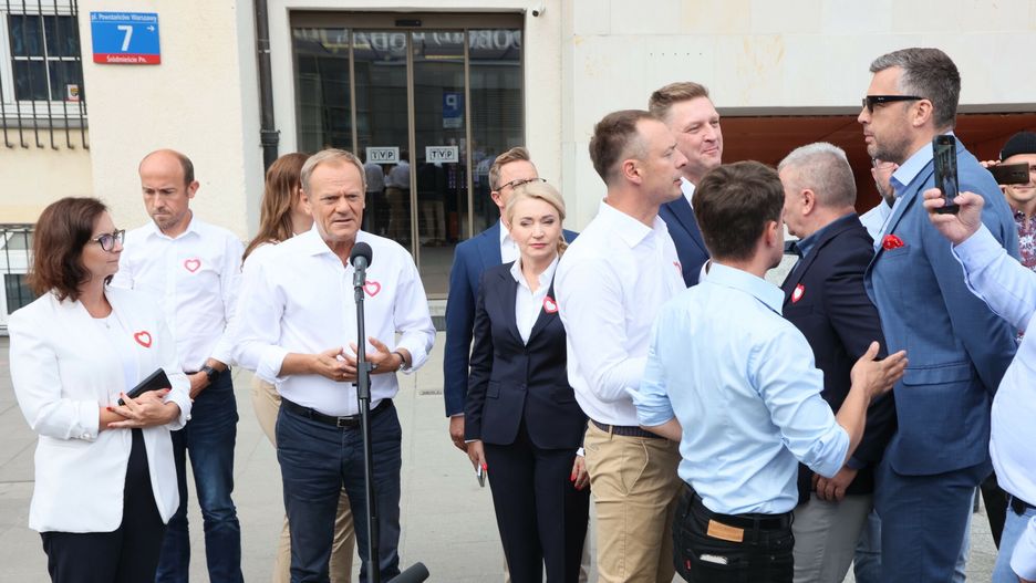 Donald Tusk przed budynkiem TVP