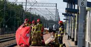 Warszawa: Poważny wypadek na stacji. Mężczyzna stał na krawędzi peronu, został zahaczony przez pociąg