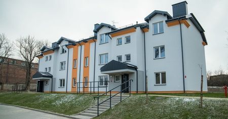 Przy Parkowej 2B wręczono pierwsze klucze do mieszkań. Nowoczesny blok socjalny [Foto]