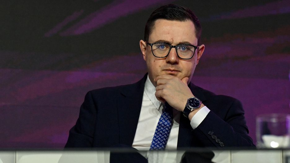 Kielce, 24.11.2025. Minister energii Miłosz Motyka podczas panelu "Polska strategia energetyczna ? jaki udział źródeł tradycyjnych, jaki zielonej energii: wiatr, słońce i inne a jaki energii atomowej?" w ramach obrad Regionalnego Forum Ekonomicznego Nowa Energia 2025 w Centrum Kongresowym Targów w Kielcach, 24 bm. (sko) PAP/Piotr Polak