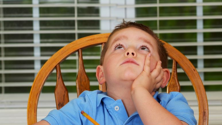 Odrabianie prac domowych często prowadzi do znudzenia nauką.