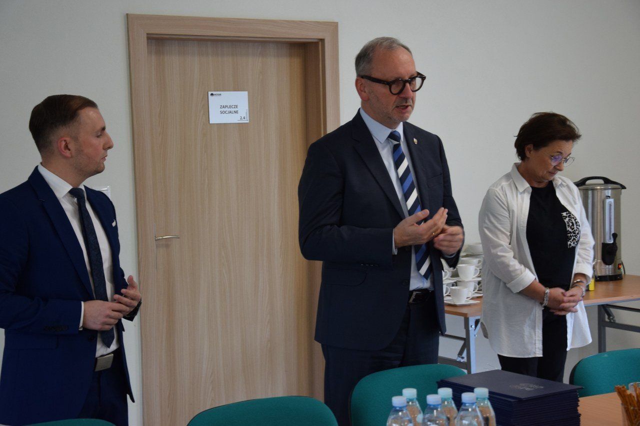 Nagrody i życzenia dla nauczycieli miejskich przedszkoli szkół i w Zduńskiej Woli z okazji Dnia Edukacji Narodowej