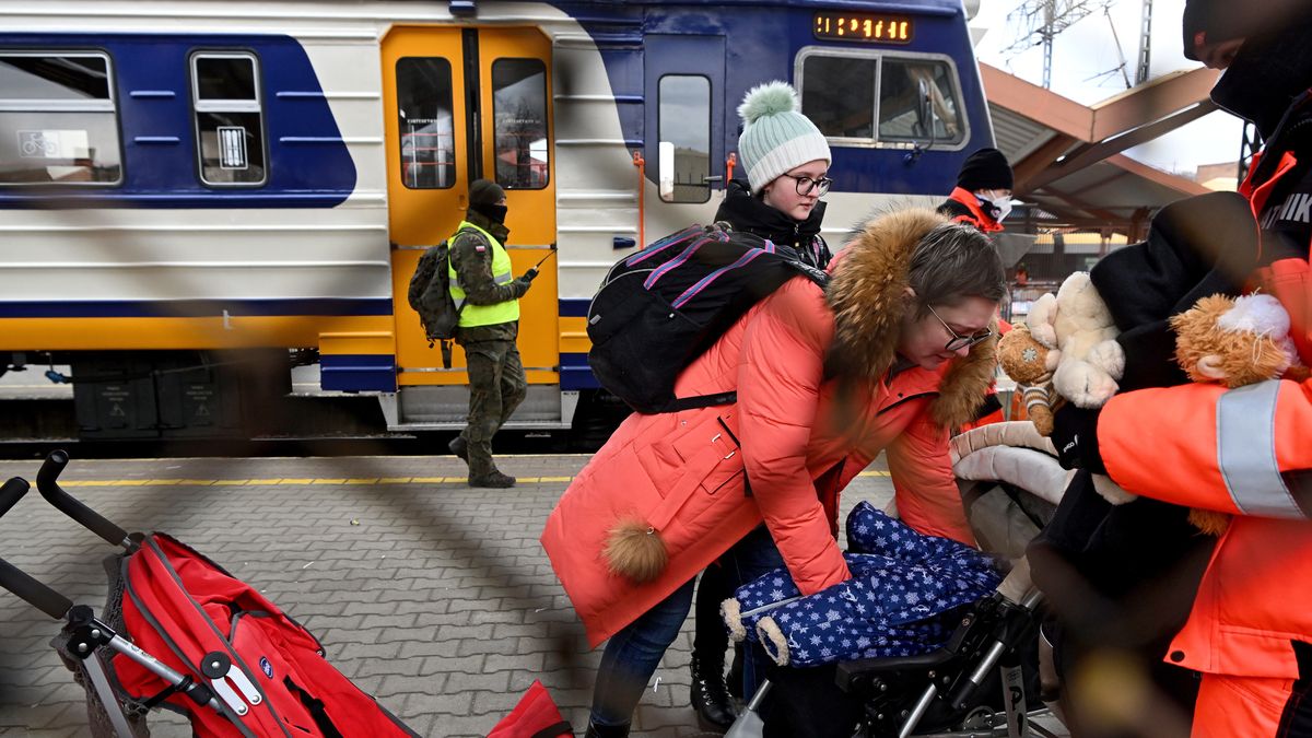 Przemyśl, 06.03.2022. Uchodźcy, którzy 6 bm. przyjechali pociągiem specjalnym ze Lwowa na Dworzec Główny PKP w Przemyślu. Trwa inwazja Rosji w Ukrainę. (dd/kf) PAP/Darek Delmanowicz