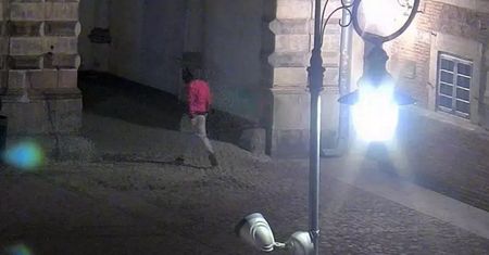 Nie wiedział, że jest nagrywany. Nożownik w oku kamer