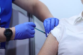 Ograniczają produkcję szczepionek. Będą masowe zwolnienia w zakładach na świecie