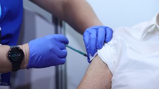 Ograniczają produkcję szczepionek. Będą masowe zwolnienia w zakładach na świecie