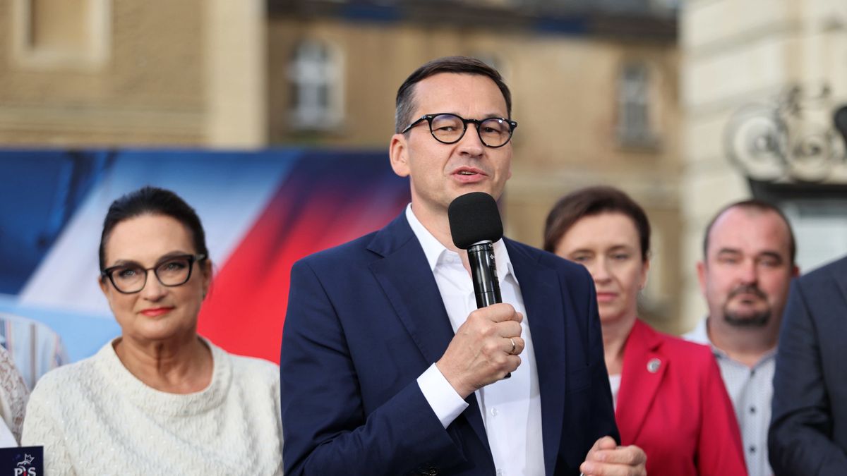 Pszczyna, 12.07.2021. Premier Mateusz Morawiecki (C) i europosłanka Izabela Kloc (L) podczas spotkania z mieszkańcami przed zamkiem w Pszczynie, 12 bm. Premier Morawiecki przebywa z wizytą w woj. śląskim. (kf) PAP/Andrzej Grygiel