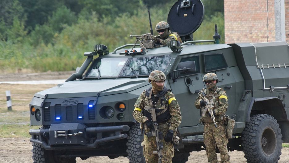 Manewry wojskowe Rapid Trident 2020 na Ukrainie6340510 24.09.2020 Ukrainian servicemen wearing face masks attend the Rapid Trident 2020 military drills at the combat training ground outside the town of Yavoriv, Lviv region, Western Ukraine. The Rapid Trident 2020 is multinational military exercises uniting Ukraine, United States, NATO member countries, and states which have joined the alliance's Partnership for Peace cooperation program. Some 4,000 soldiers from nine countries including the USA, Germany, Poland, United Kingdom, Romania, Canada, Denmark, Lithuania, and Ukraine take part in the joint Ukrainian-American command and staff exercise Rapid Trident - 2020 training. The training program is part of a long-term strategy improving Ukrainian defense potential and increasing the professionalism of the Ukrainian Armed Forces. Stringer / SputnikStringer