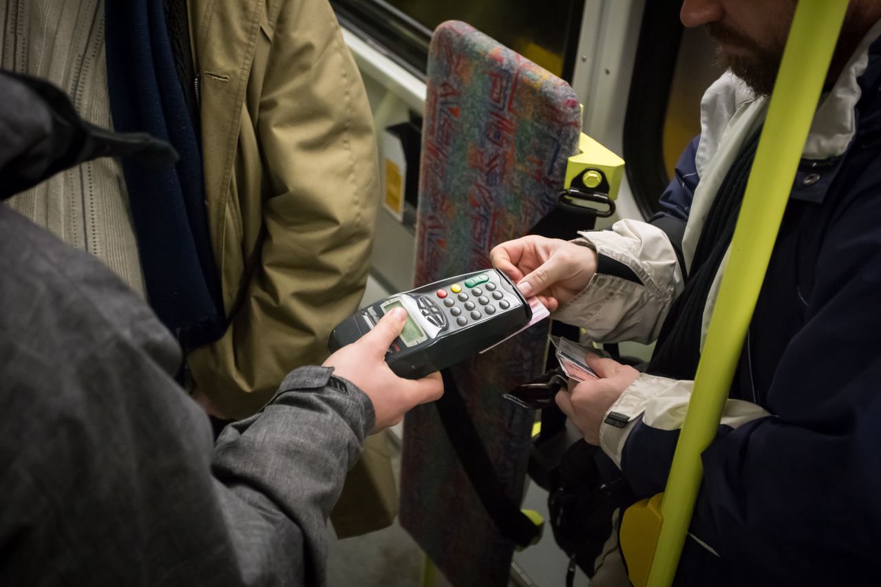 Wulgarna kłótnia w tramwaju. Kontroler biletów stracił pracę