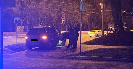 13-latek na rowerze zderzył się z volkswagenem na przejściu dla pieszych