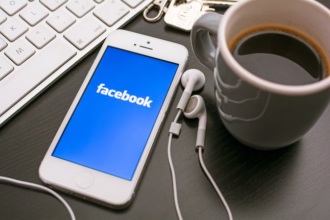 Zdjęcie Facebooka z kawą pochodzi z serwisu Shutterstock, autor: Twin Design