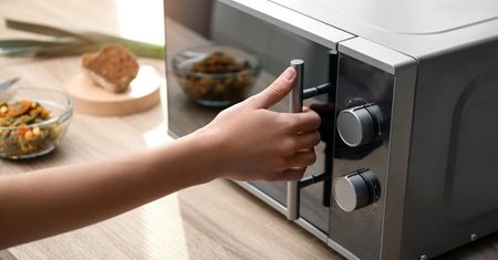 Idealny sprzęt dla zabieganych. Odkryj zalety kuchenki mikrofalowej