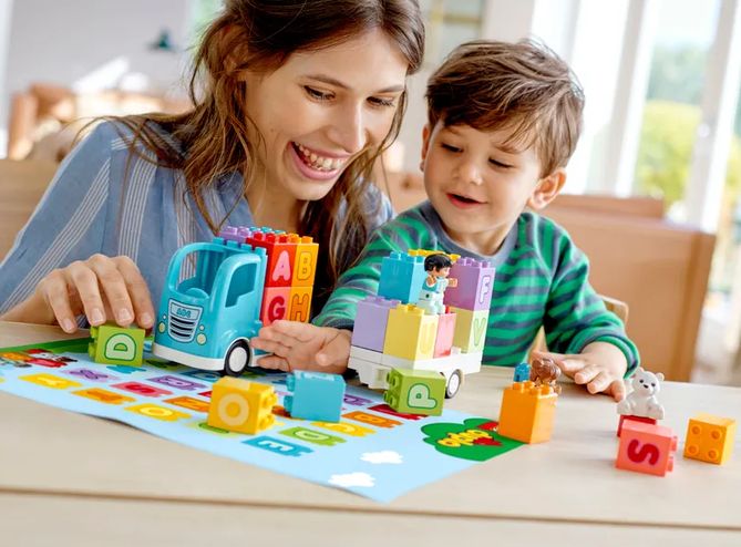 Pociągi, samochody, a może zwierzątka? Polecamy najciekawsze zestawy LEGO DUPLO dla małych budowniczych w każdym wieku!