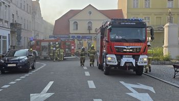 Pożar w kamienicy w Śremie. Do akcji ruszyło pięć zastępów straży pożarnej