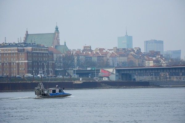 29-latek skoczył z mostu Poniatowskiego do Wisły. "Nie znamy jego motywów"