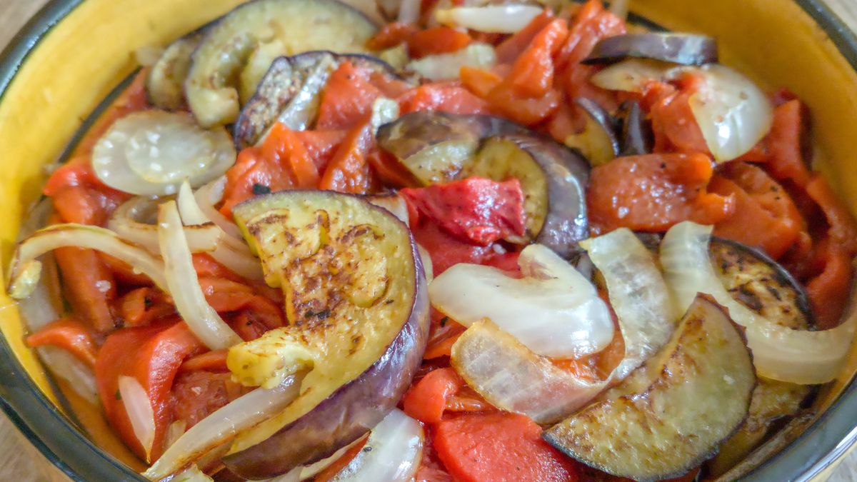 Hiszpańska sałatka z pieczonych warzyw
