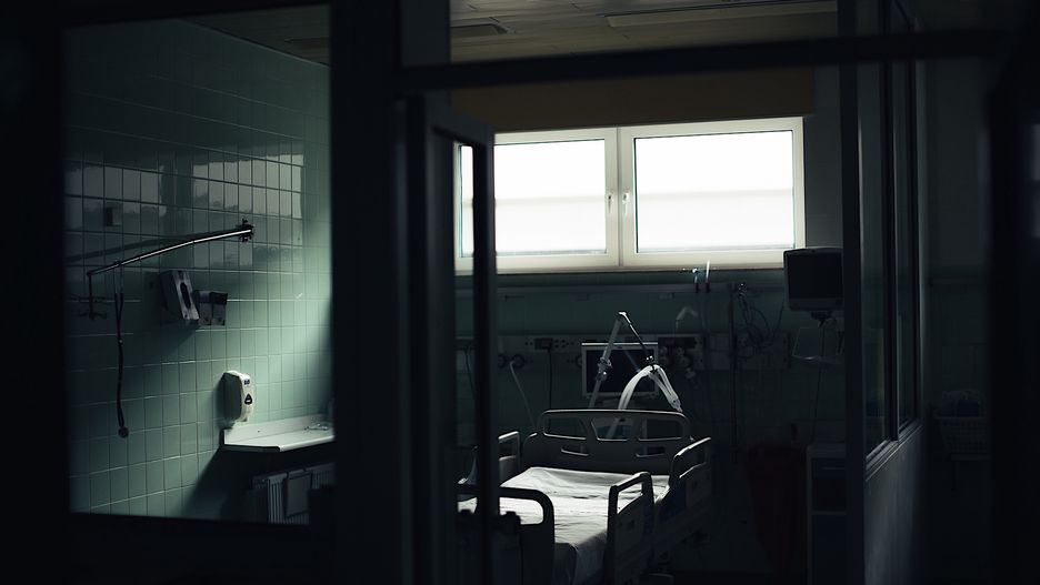 W wielu szpitalach powstały - kosztem leczenia innych chorób - oddziały covidowe. Ale łóżek jest za mało. Personelu też