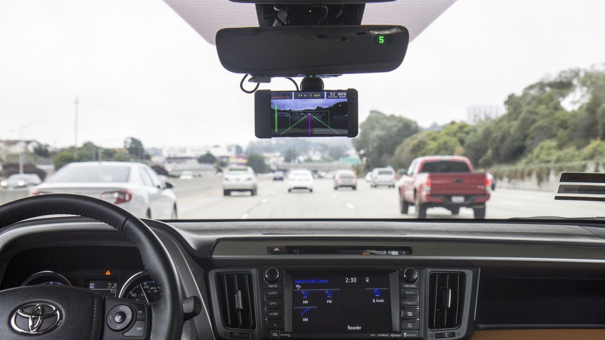 Smartfon zamontowany pod lusterkiem to jeden z kluczowych elementów comma.ai.