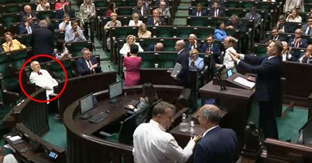Korwin-Mikke przyłapany. Śpi w trakcie sejmowej debaty