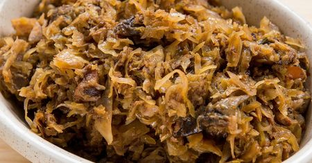 Świetnie pasuje do kotletów i żeberek. Zasmażana kiszona kapusta z grzybami