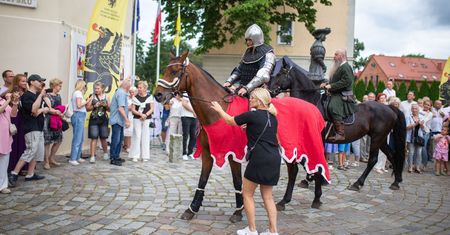 Popołudnie przed Zamkiem Książąt Pomorskich. Słupskie muzeum zaprasza w niedzielę