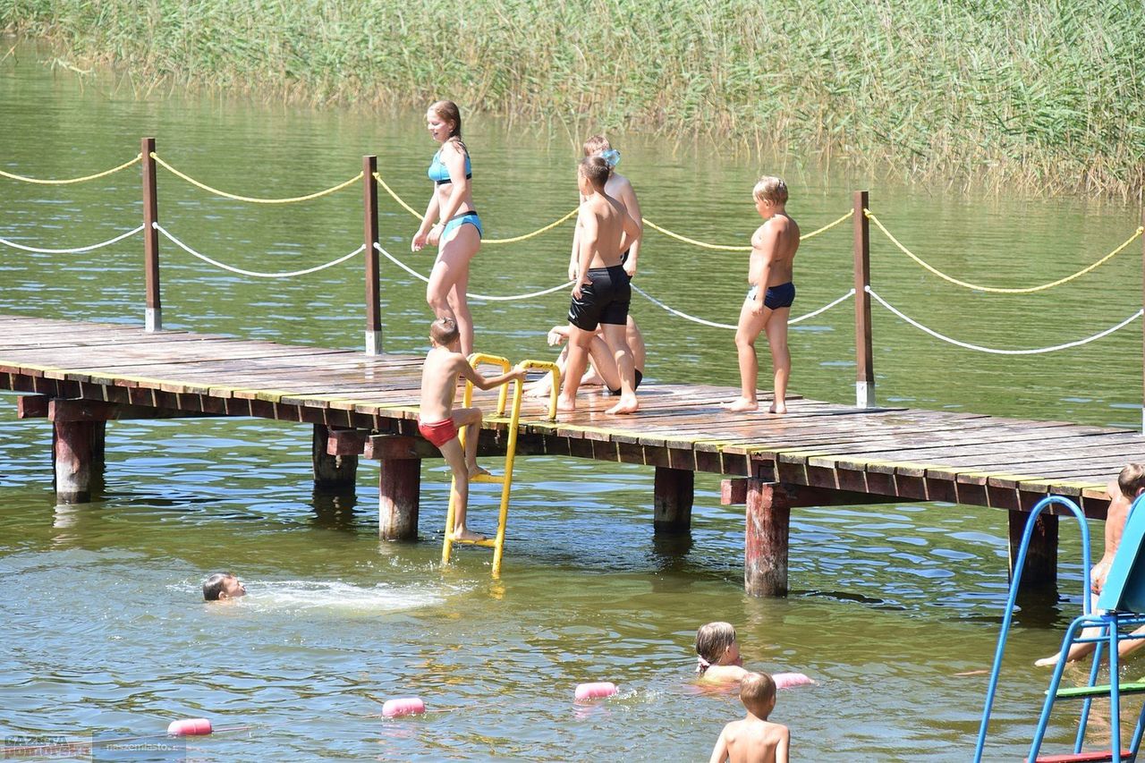 Włocławek: Zakaz kąpieli w jeziorze Czarnym. Powodem zakwit sinic