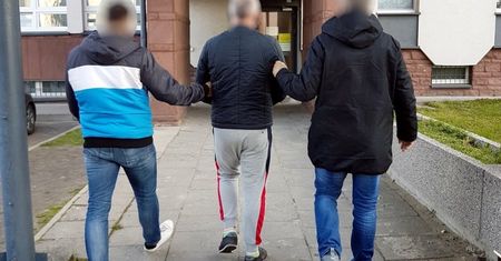 Częstochowa. Poszukiwany od roku, ukrył się pod łóżkiem. "Mamy Cię!"