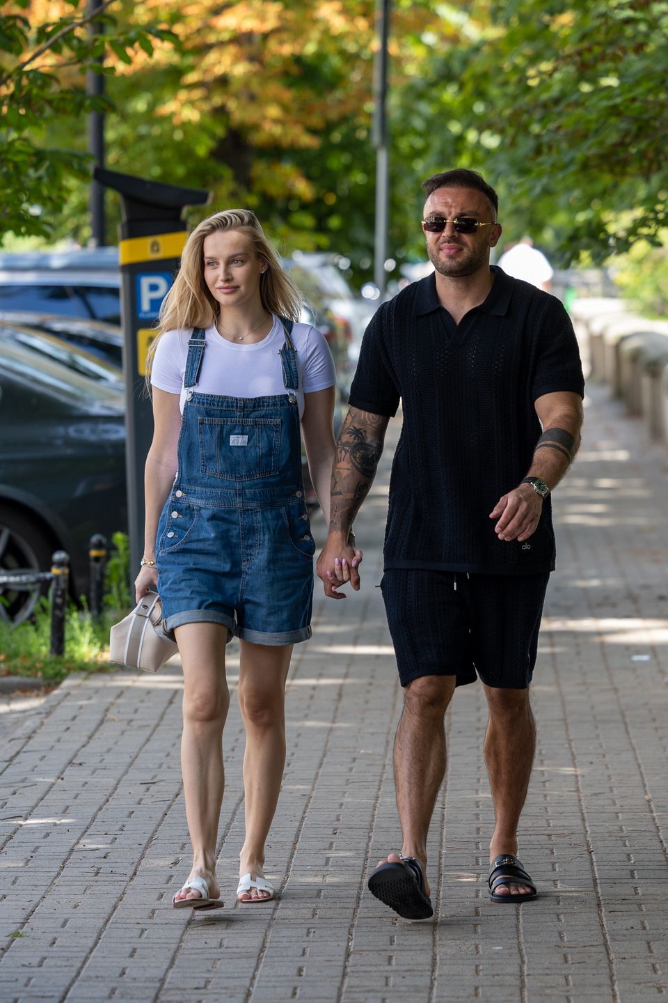 Ciężarna Karolina Pisarek spaceruje z mężem pod rękę