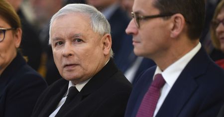 Gołąbki pokoju z kałasznikowem. Pałkarze PiS ruszają po zmroku [OPINIA]