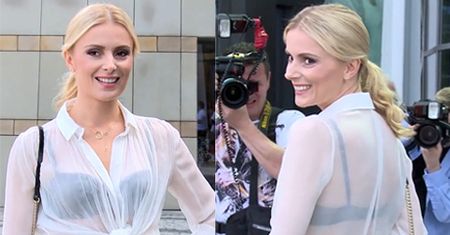 Mlynkova pokazuje stanik na konferencji "The Voice of Poland"