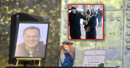 Obcojęzyczny napis na grobie Michała Urbaniaka. Wśród żałobników opatulona Olejnik