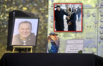 Obcojęzyczny napis na grobie Michała Urbaniaka. Wśród żałobników opatulona Olejnik