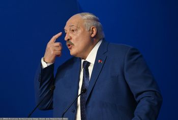 Łukaszenka pił olej przed kamerami. "To dobra rzecz"