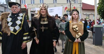 Jubileusz 700-lecia Chęcin. W korowodzie uczestniczyło kilkaset osób