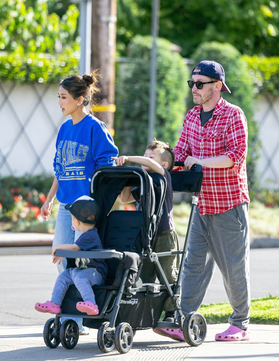 Macaulay Culkin na rodzinnym spacerze