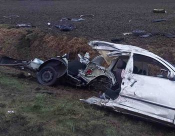 Strzelin: Samochód rozpadł się na dwie części, 18-latek ranny