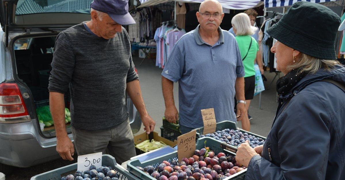 Stalowa Wola: Na targu w piątek królowały pomidory, ogórki i śliwki