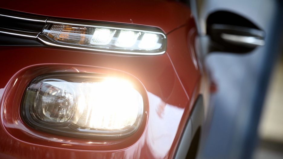 Warszawa. Wandale zniszczyli samochody na Targówku