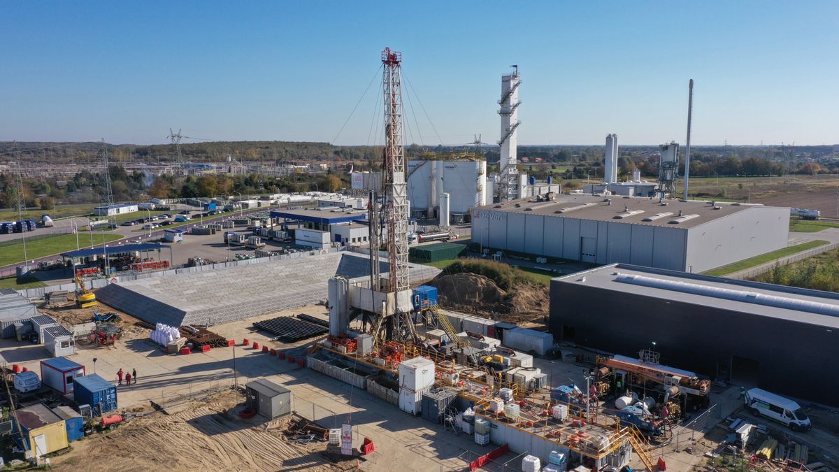 uruchomienie odwiertu
Turek, 18.10.2024. Uruchomienie odwiertu geotermalnego na terenie budowy Geotermii Turek, 18 bm. (ad) PAP/Tomasz Wojtasik
Tomasz Wojtasik
budowa, energetyka, energia, geotermalny, geotermia, odwiert