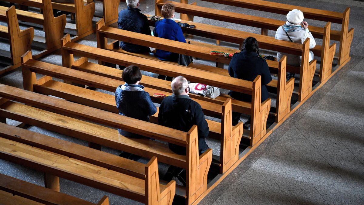 Kobieta została wyproszona z kościoła za zwrócenie uwagi księdzu ws. maseczki