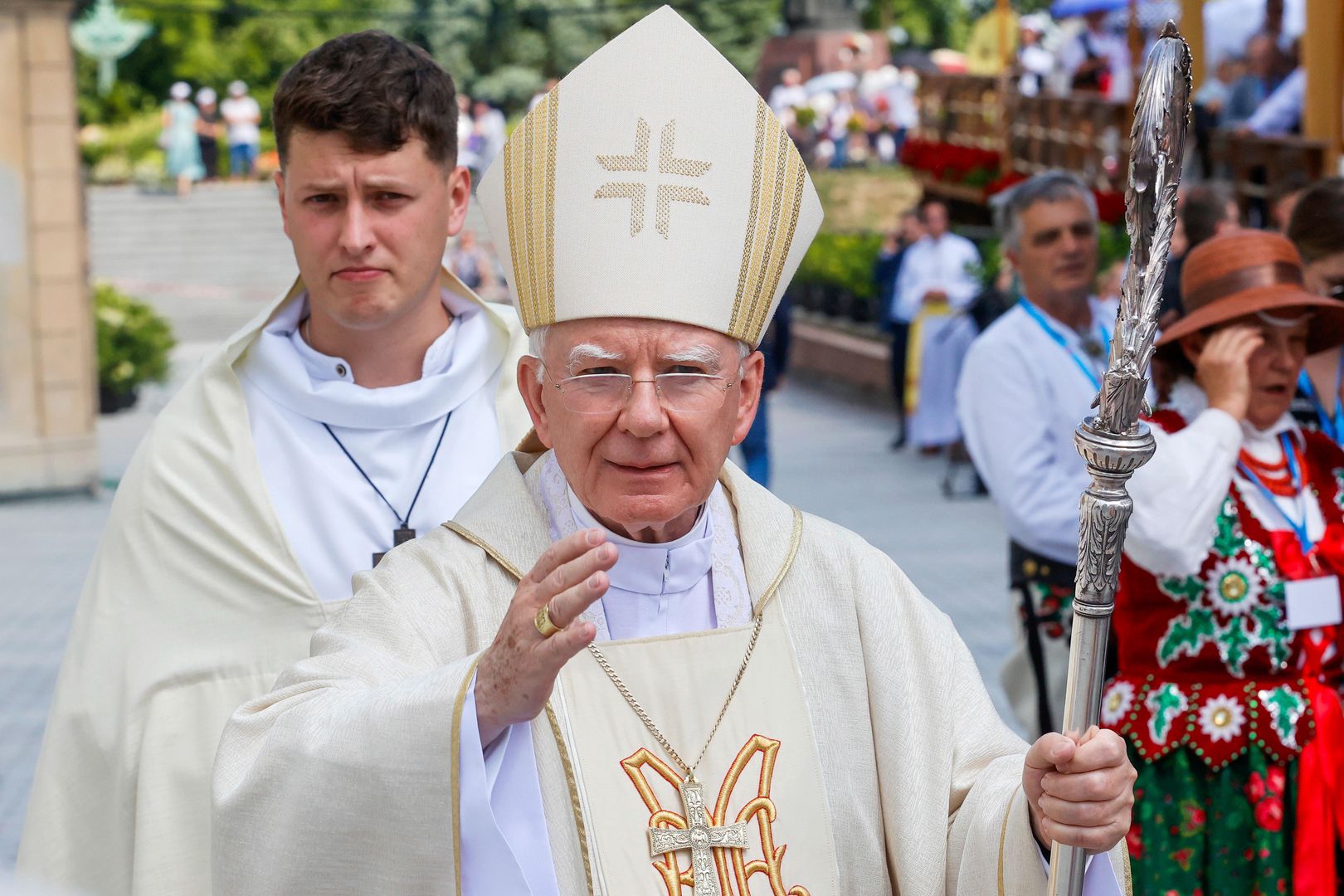 Abp Jędraszewski odejdzie, ale zostanie na stanowisku. Papież musi działać